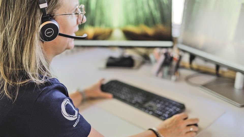 Frau bei der Arbeit am Computer